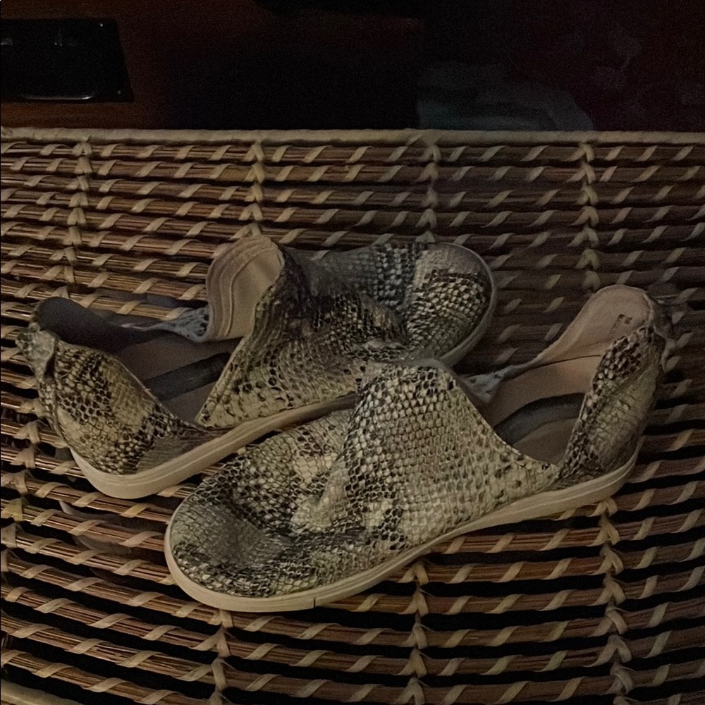 Snakeskin Pattern Slip-On Shoes